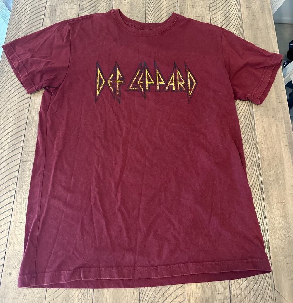 Def Leppard Band Logo T-Shirt Maroon Men's Size Medium M 60/40 Cotton Blend